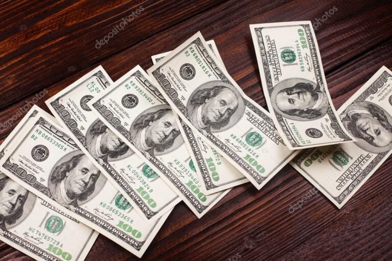 billetes de dolar sobre una mesa