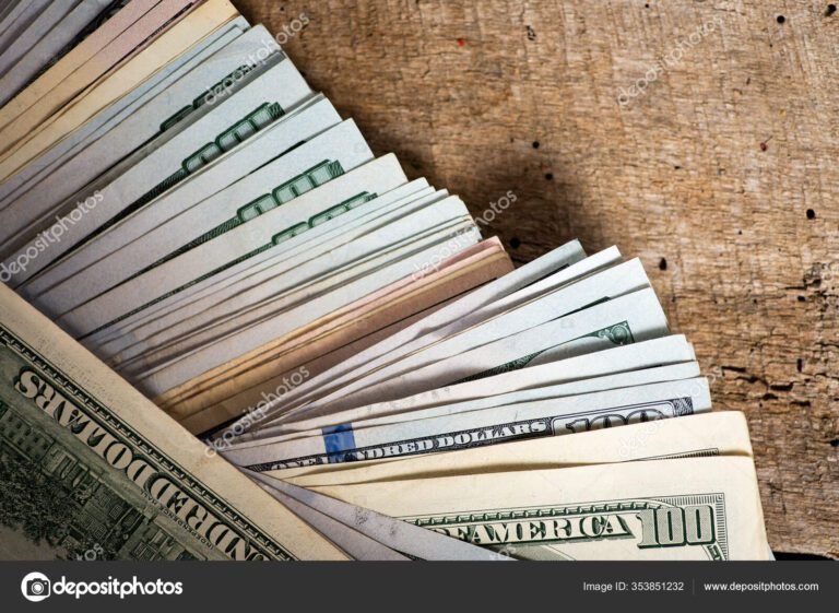 billetes de dolar viejos en una mesa