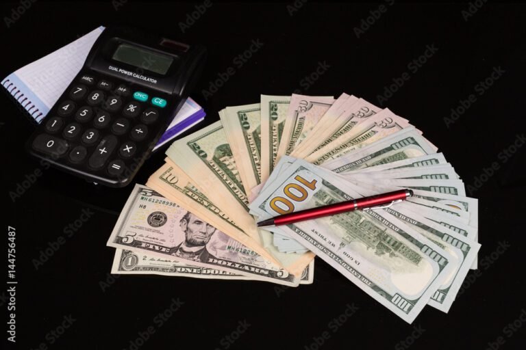 billetes de dolares sobre una calculadora