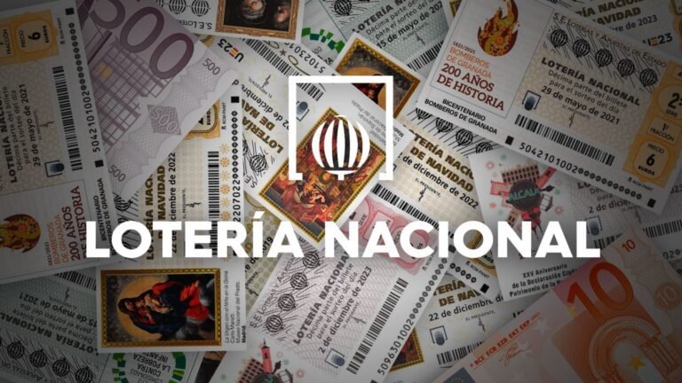 billetes de loteria y quiniela en mesa