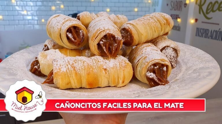 bizcochitos hojaldrados sobre una mesa rustica