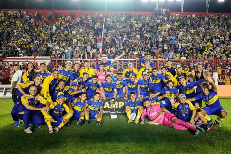 boca juniors jugando en un estadio lleno