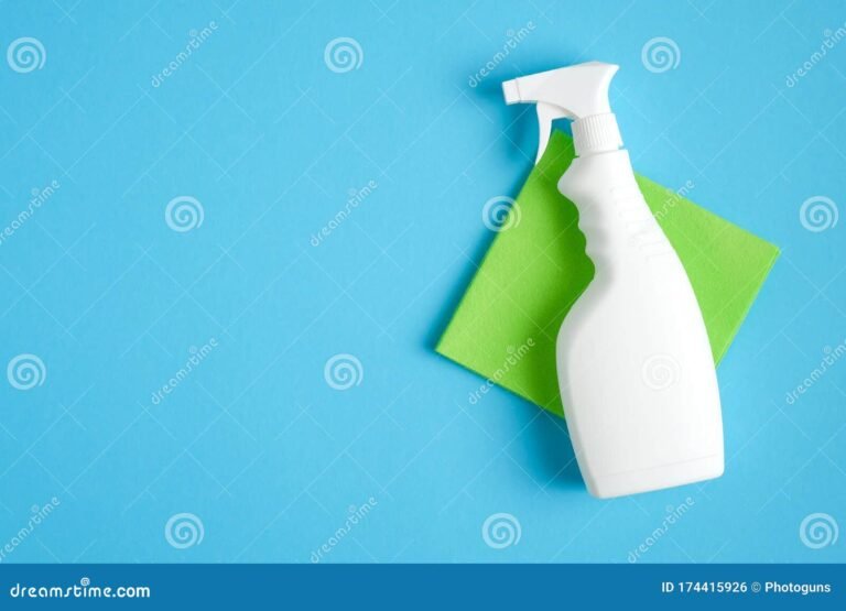 botella de spray y trapo limpiador