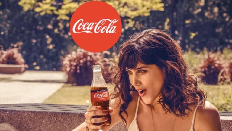 botellas de coca cola en un paisaje mendocino