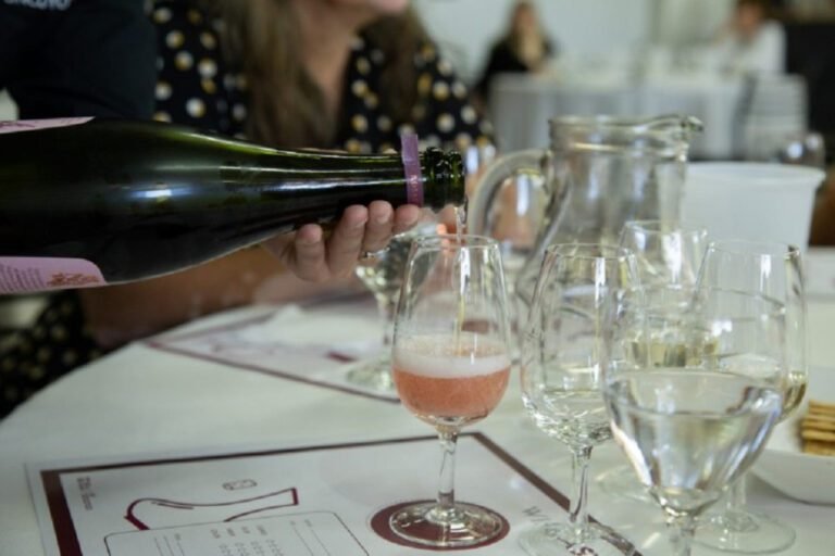 botellas de vino espumante en una mesa