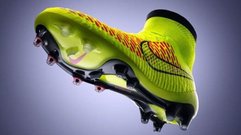 botines de futbol coloridos en exhibicion