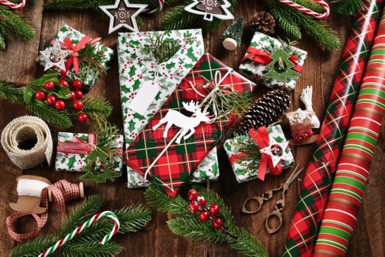 Qué sorpresas puedes encontrar en una caja navideña que contiene 11 caja navidena abierta con regalos coloridos