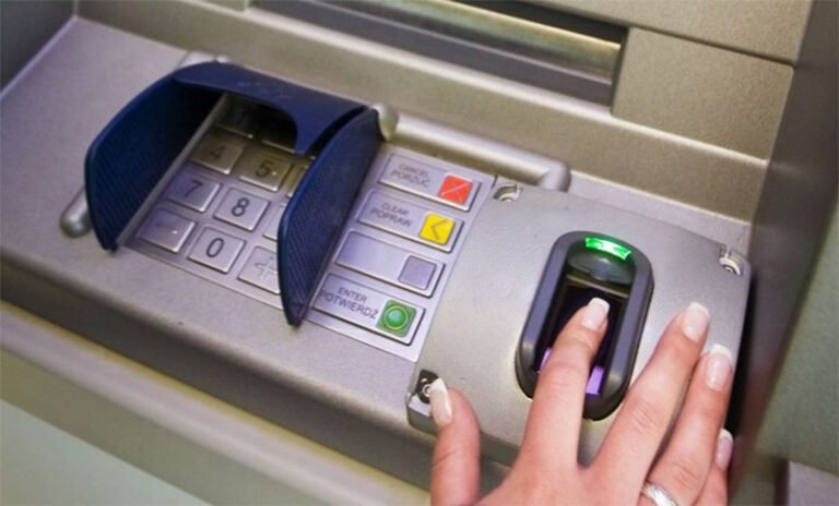 cajero automatico con huella digital en uso