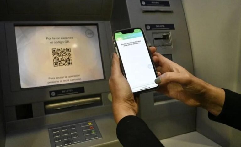 cajero automatico con usuario consultando informacion