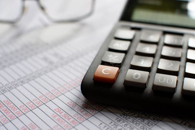 calculadora y casa en fondo desenfocado