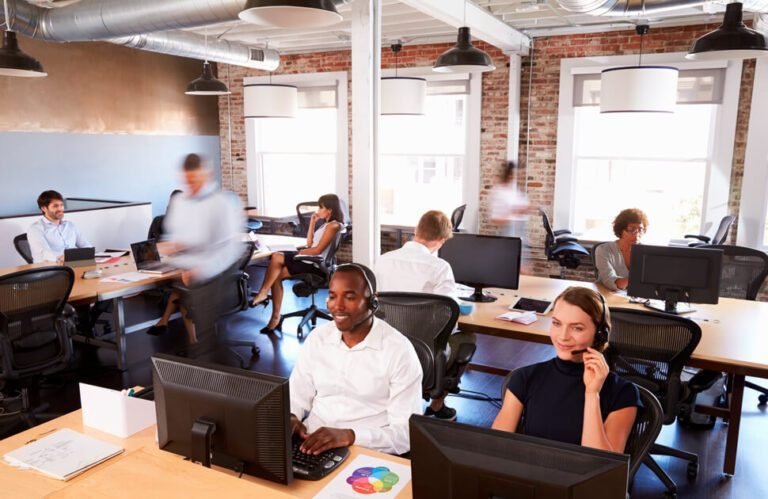 call center moderno en oficina profesional
