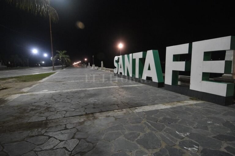 calle vacia con luces apagadas