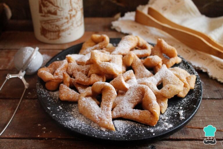 calzones rotos recien horneados en mesa