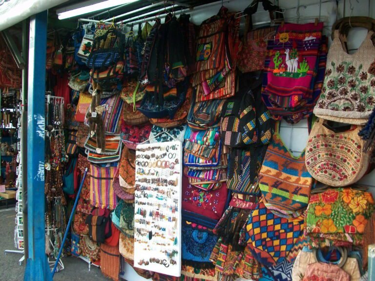 camarines desordenados con ropa y accesorios