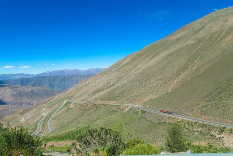 Cuál es la mejor ruta para ir de Buenos Aires a San Rafael, Mendoza 24 camino sinuoso entre montanas argentinas