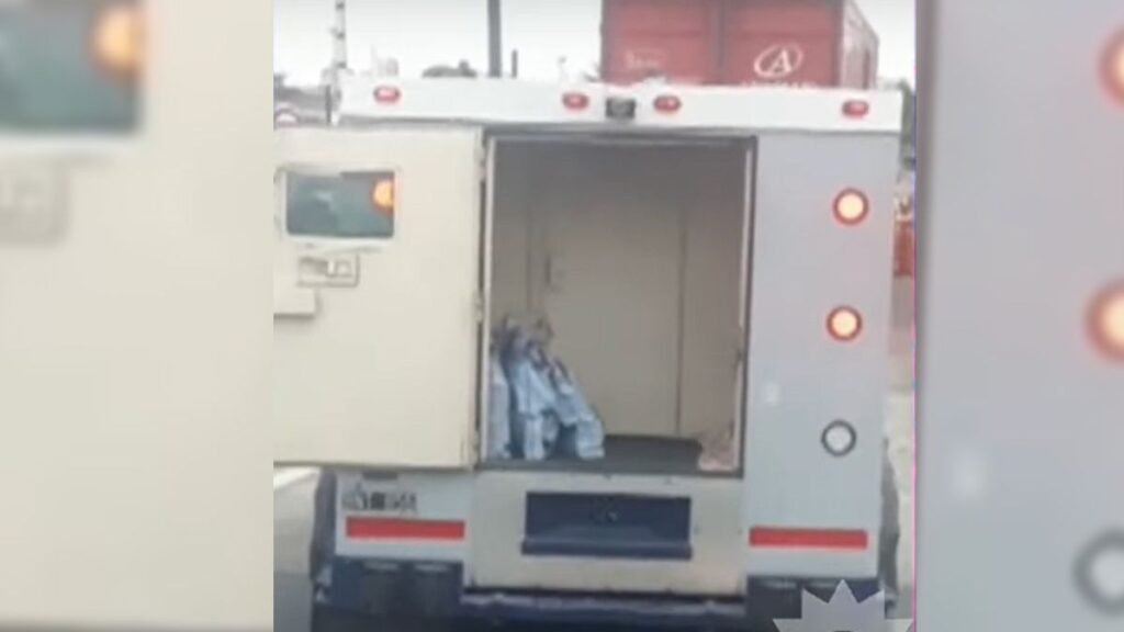 Es seguro dejar un camión de caudales con la puerta abierta 8 Es seguro dejar un camión de caudales con la puerta abierta