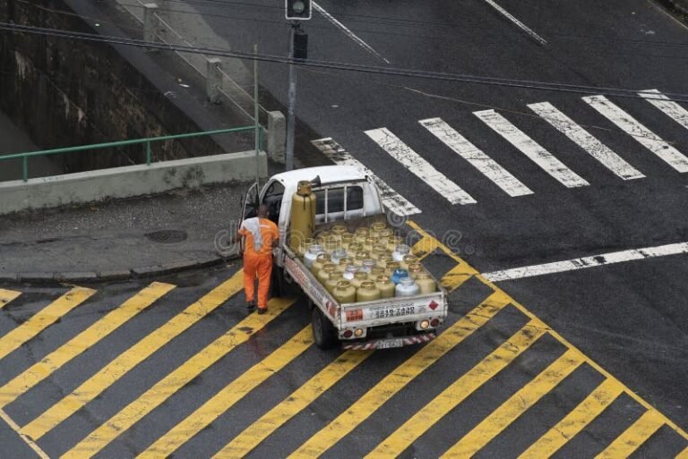 Dónde puedo encontrar servicio de gas a domicilio en Corrientes Capital 25 camion de gas en una calle urbana