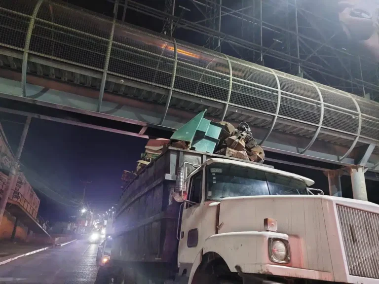 camion pesado cruzando un puente peatonal
