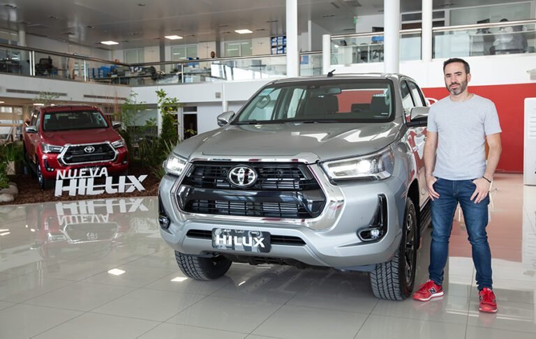 camionetas nuevas en un concesionario argentino