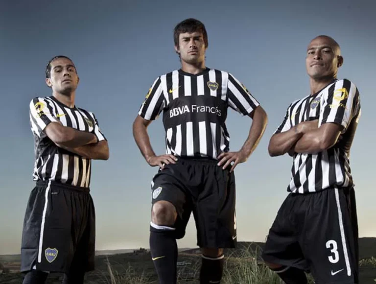 camiseta blanca y negra de boca juniors