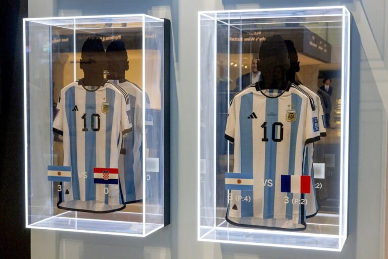 Dónde comprar la camiseta del Dibu Martínez para el Mundial 2022 12 camiseta de futbol en un escaparate atractivo