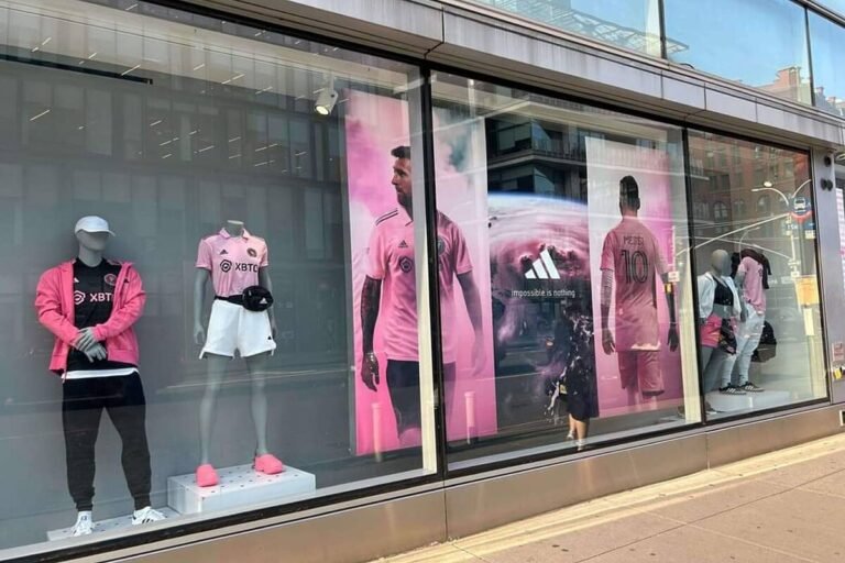 camiseta inter miami en un escaparate