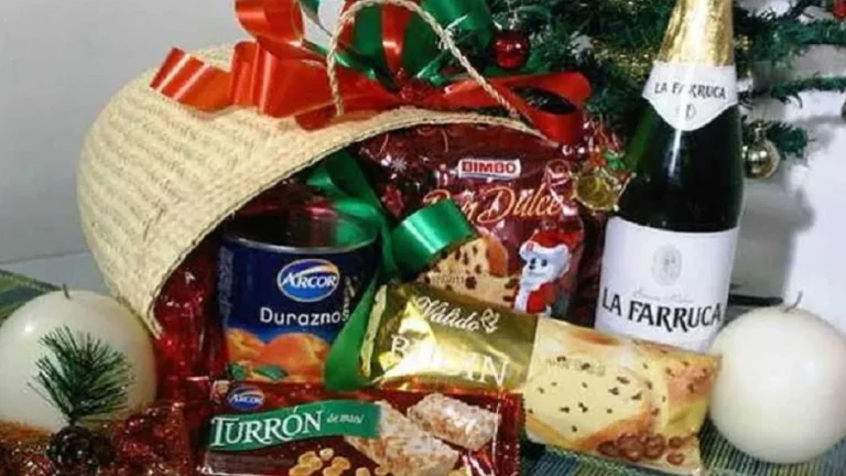 canasta navidena con productos festivos