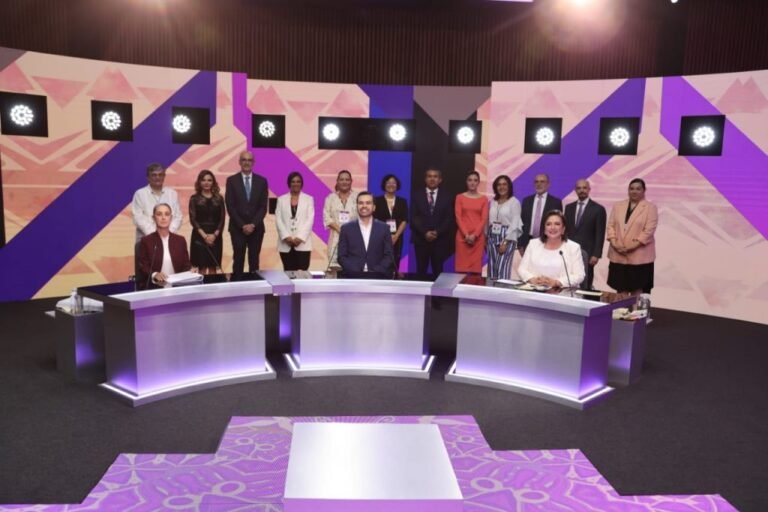 candidatos debatiendo en un escenario politico