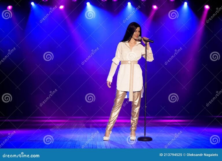 cantante con microfono en escenario iluminado