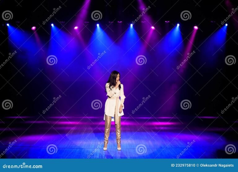 cantante en el escenario con luces brillantes