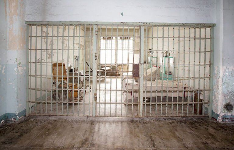 carcel con muros y rejas imponentes