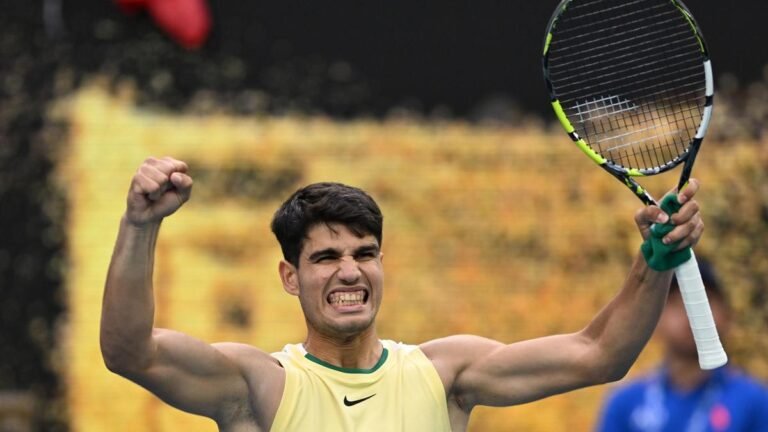 carlos alcaraz celebrando su victoria en tenis