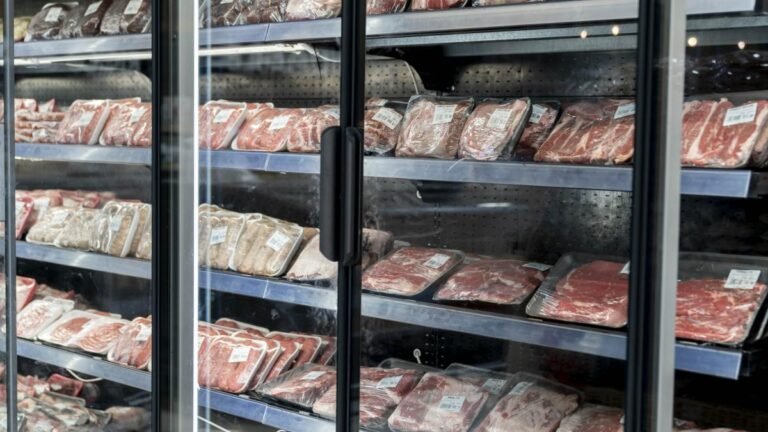 carne envasada al vacio en un mercado
