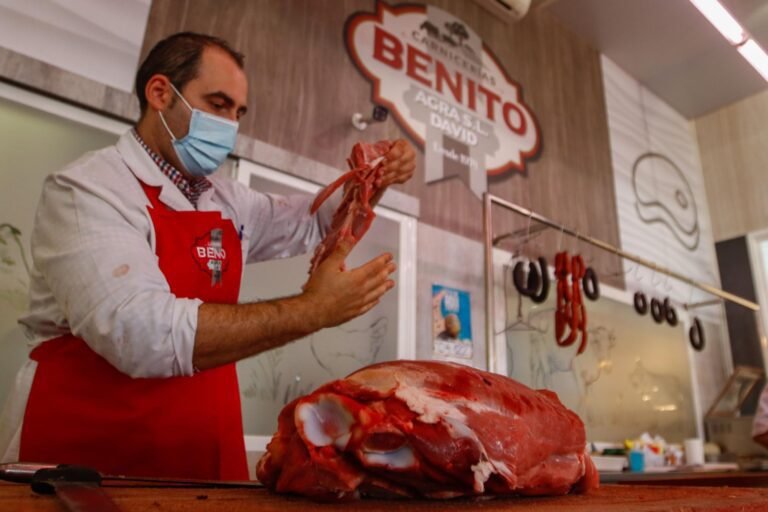 carniceria con diversidad de clientes felices