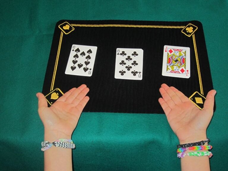 cartas de truco en una mesa de juego