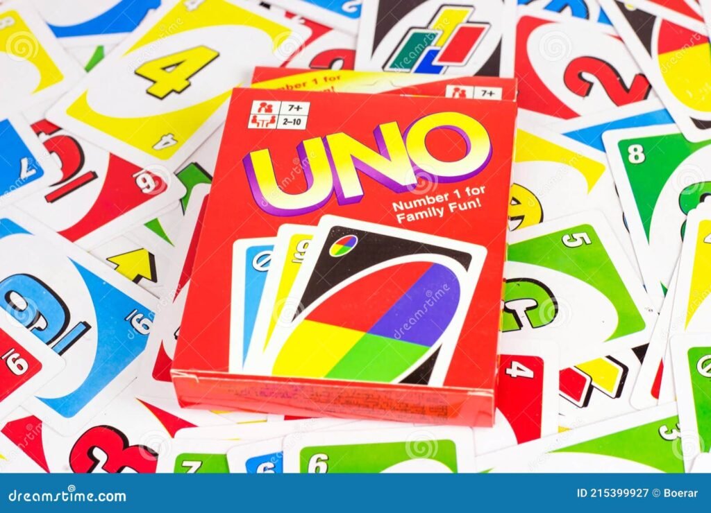 Qué significa "espejito" en el juego de cartas Uno 1 cartas de uno en una mesa colorida