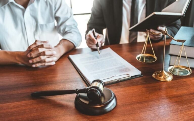 casa antigua con documentos legales en la mesa