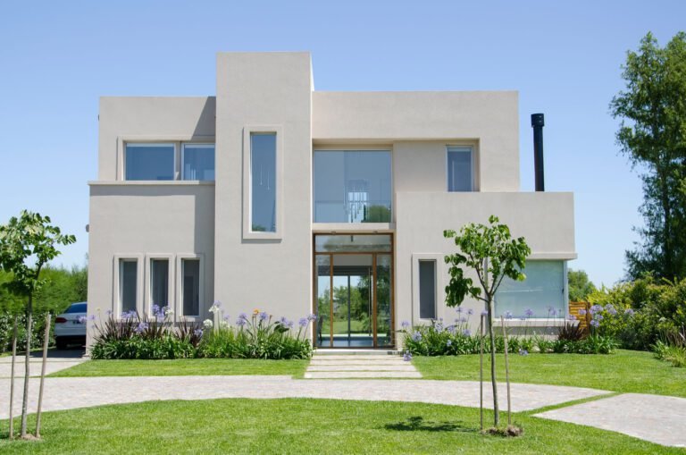 casa moderna con jardin en argentina