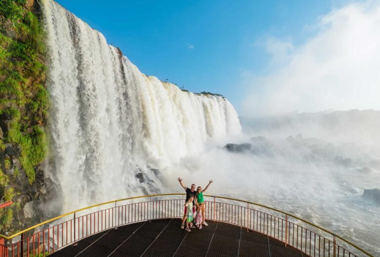 cataratas del iguazu en un dia soleado