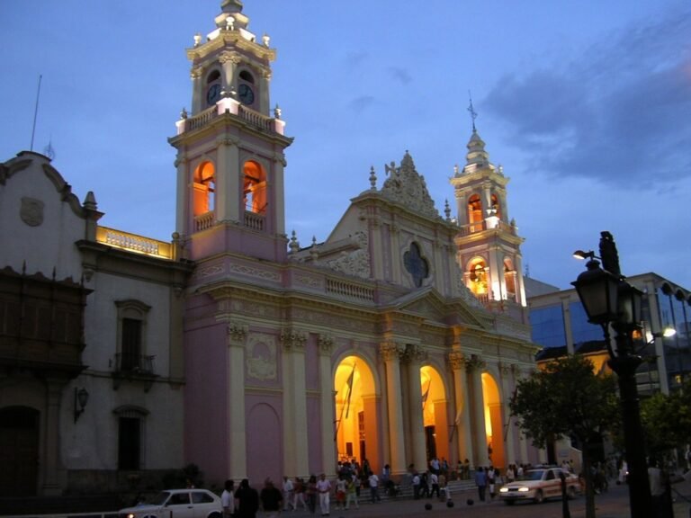 catedral de salta al atardecer