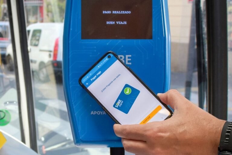 cedula azul y reloj de arena