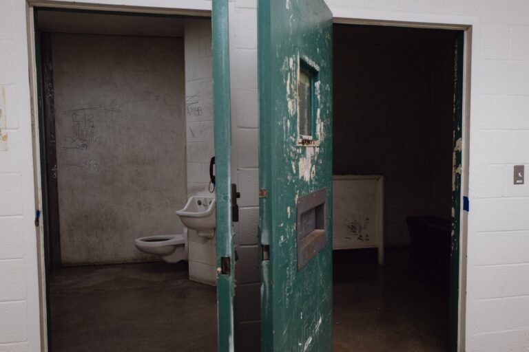 celdas de prision en un entorno sombrio