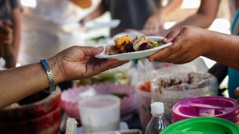 cena solidaria con gente compartiendo alimentos