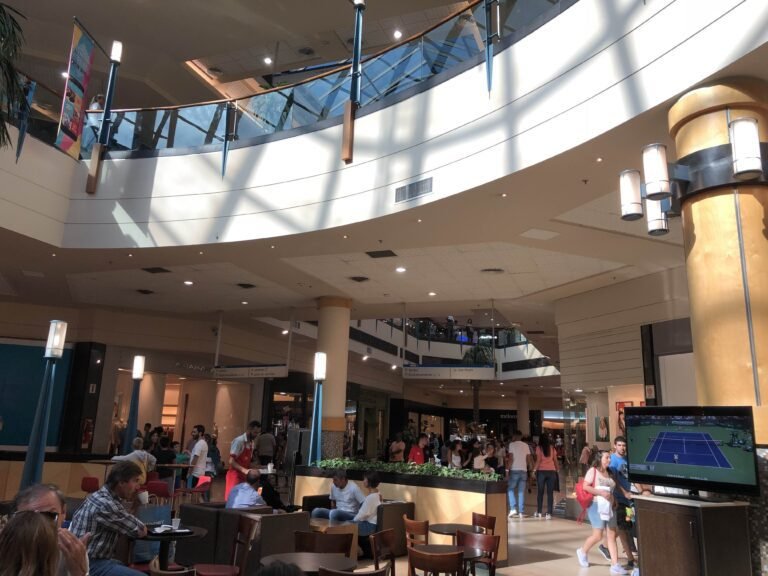 centro comercial vibrante y moderno en rosario