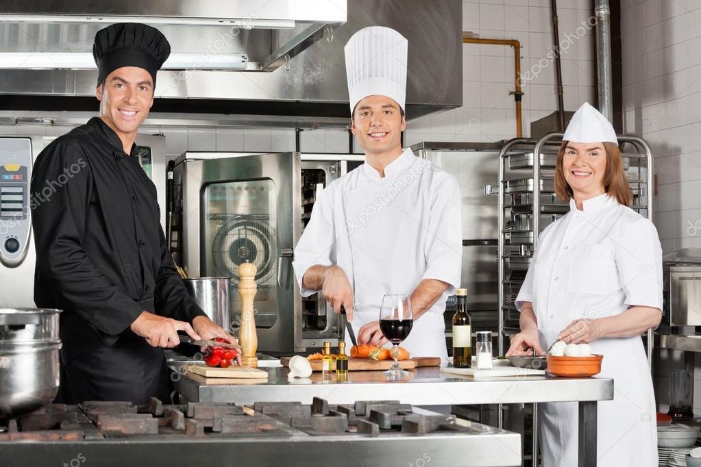 Por qué no está Martitegui en MasterChef Argentina este año 1 chef cocinando en una cocina profesional 1