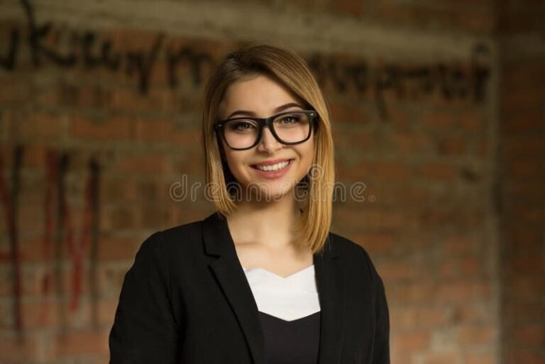 chica sonriendo frente a la camara
