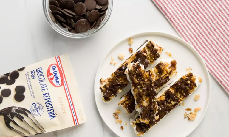 chocolate con mani en un fondo natural