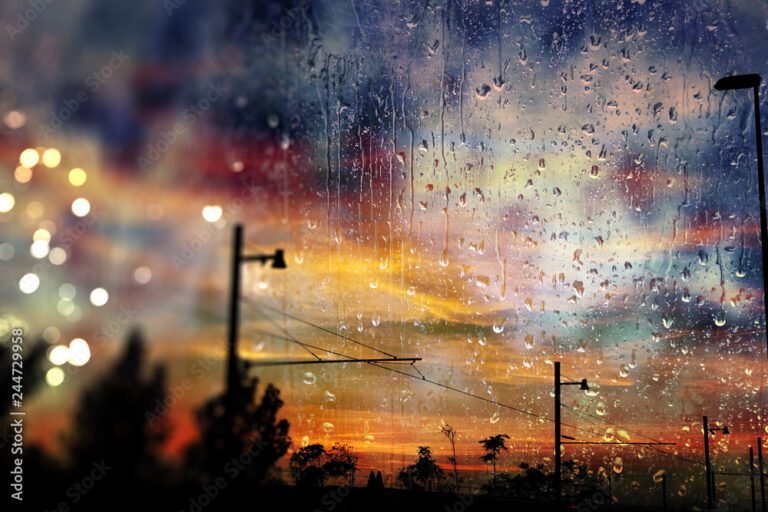 cielo nublado con lluvia sobre la ciudad
