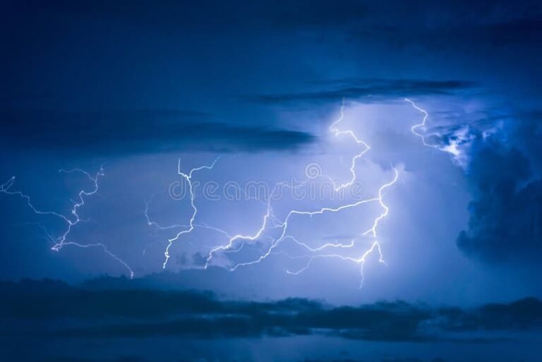 cielo nublado con rayos y relampagos