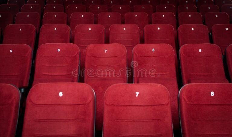 cine antiguo con asientos vacios